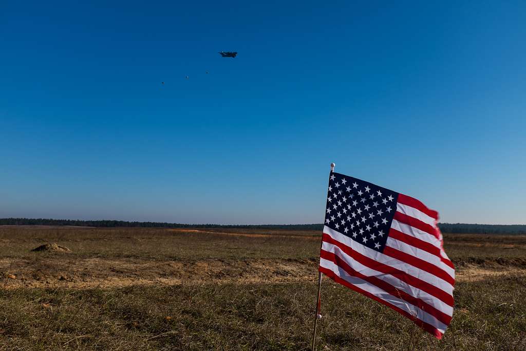 U.S. Army paratroopers exit a C-17 Globemaster III - NARA & DVIDS ...