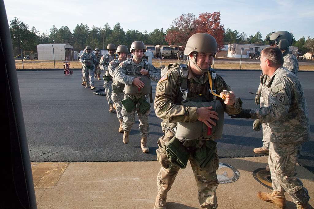 U.S. Army paratroopers board the UH-60 aircraft to - PICRYL - Public ...