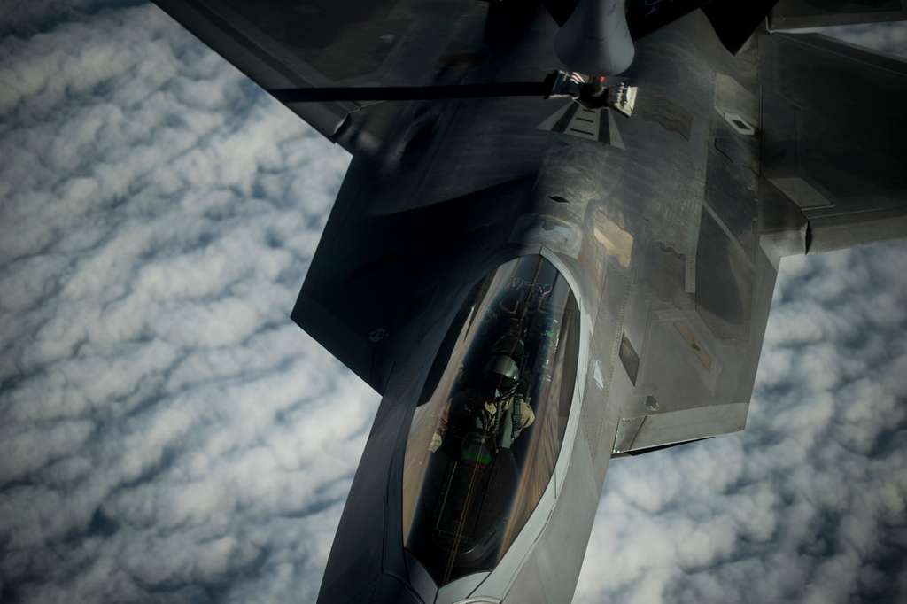 A U.S. Air Force F-22 Raptor receives fuel from a USAF - PICRYL Public ...