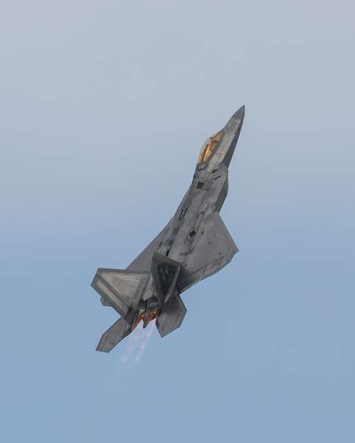 A U.S. Air Force F-22 Raptor performs an aerial manuever - NARA & DVIDS ...