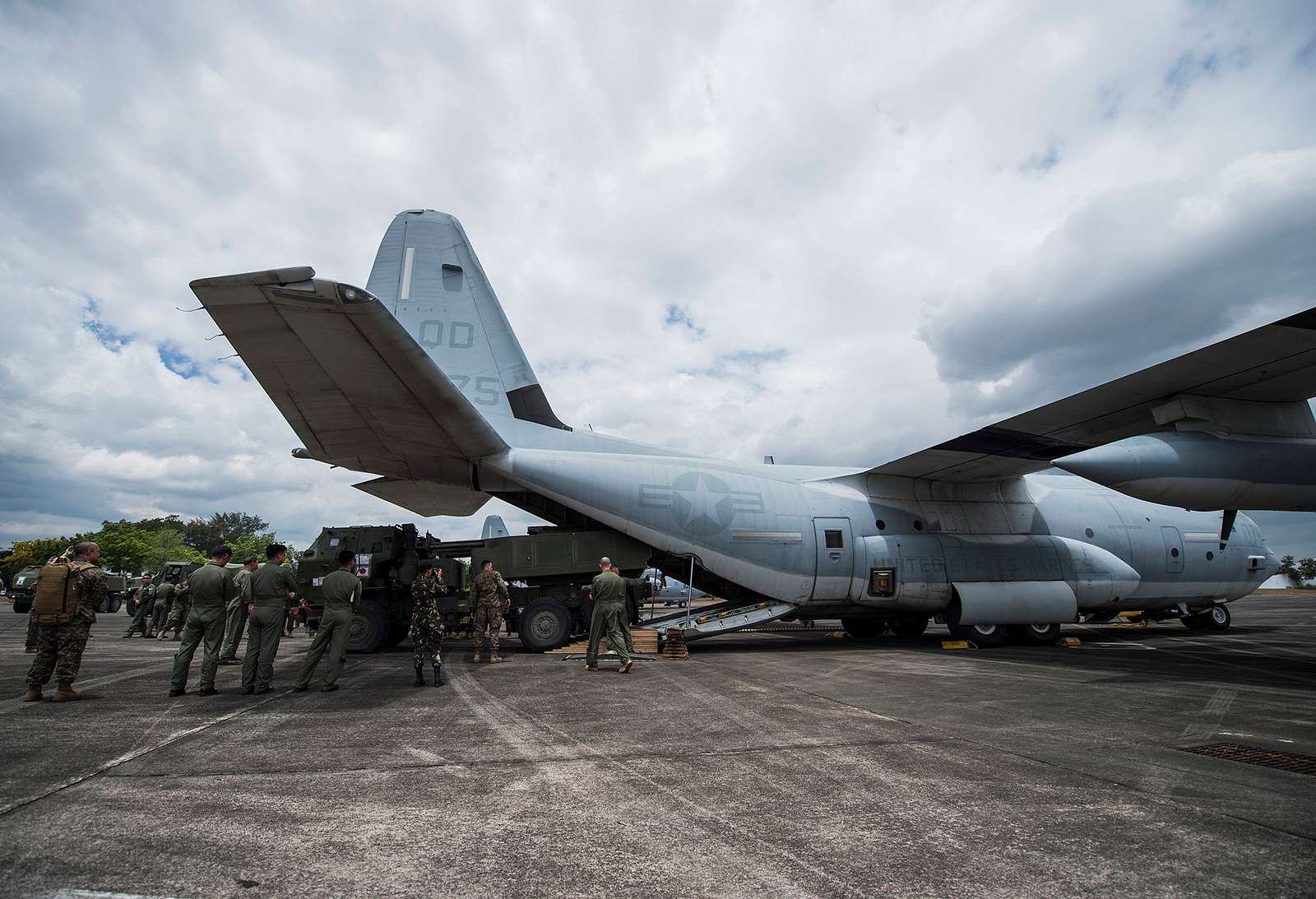 U.S. Marine Corps and Philippine Air Force members - NARA & DVIDS ...