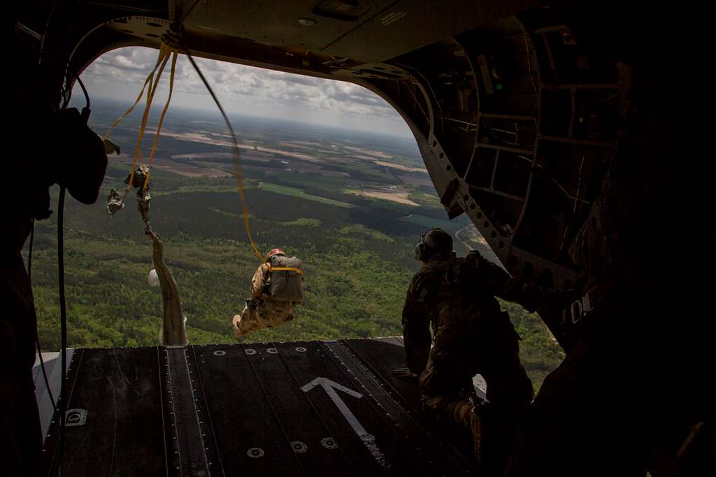 U.S. Army Paratroopers Jump Out Of A Boeing CH-47 Chinook - NARA ...