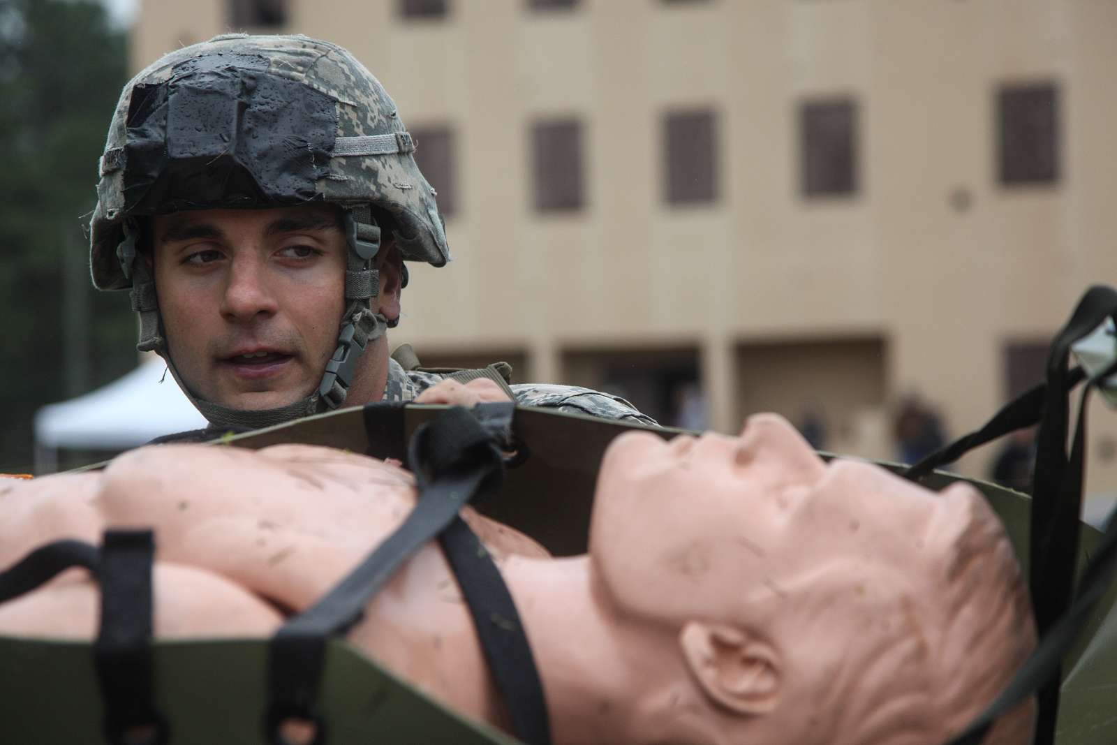 a-u-s-army-ranger-prepares-to-lift-a-skedco-litter-nara-dvids