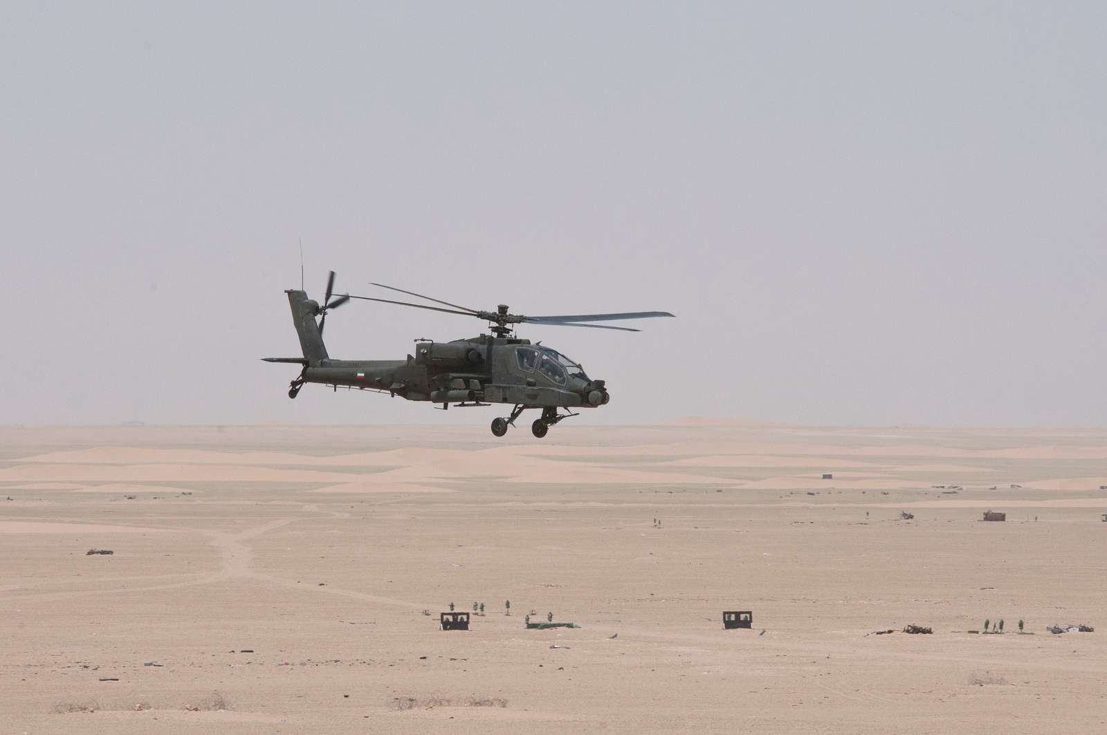 A Kuwait Air Force AH-64 Apache helicopter returns - NARA & DVIDS ...