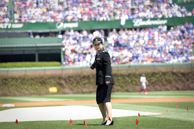 DVIDS - Images - U.S. Soldiers meet Chicago Cubs mascot [Image 4 of 8]