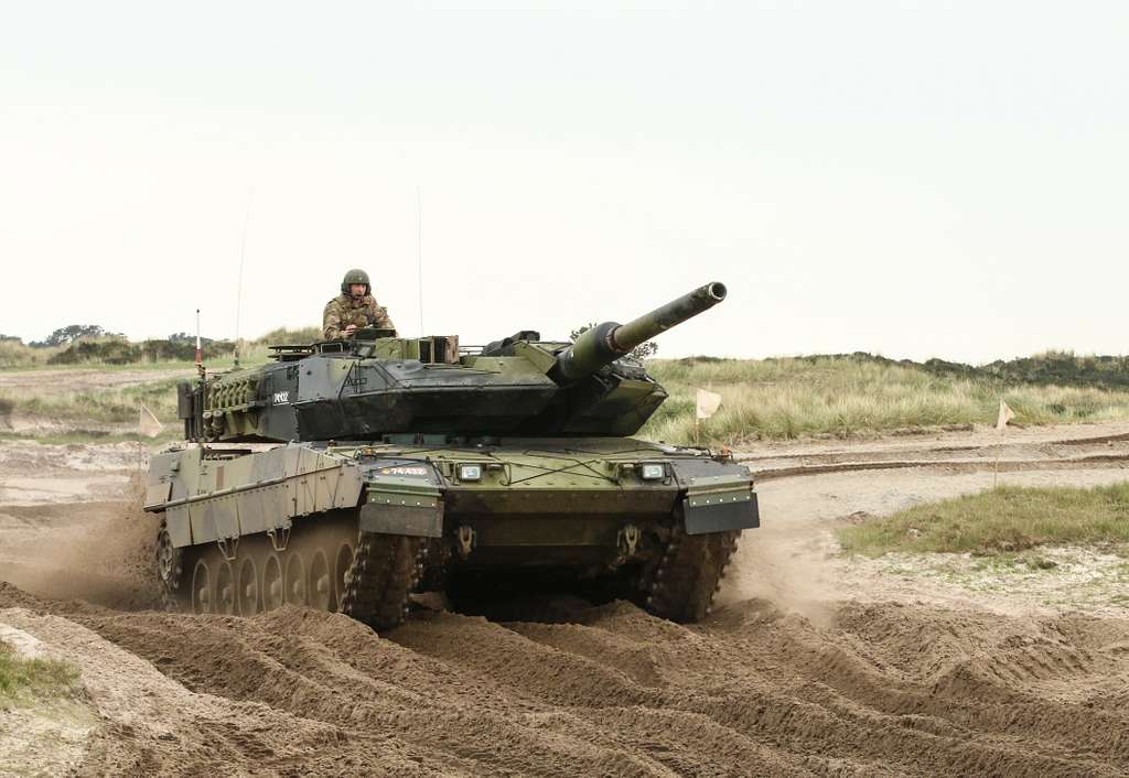 Royal Danish Army Soldiers maneuver a Leopard 2 A5 - NARA & DVIDS ...