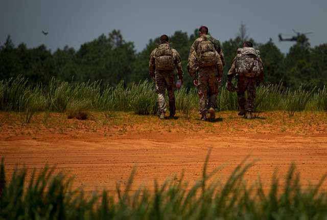 U.S Army parachute riggers with the 82nd Airborne Division - PICRYL ...