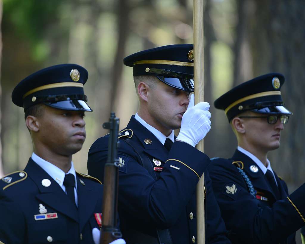 https://cdn2.picryl.com/photo/2016/05/30/us-army-color-guard-during-the-memorial-day-ceremony-a10e99-1024.jpg
