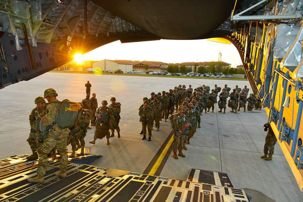 Hundreds of paratroopers from the Hungarian army’s - PICRYL - Public ...