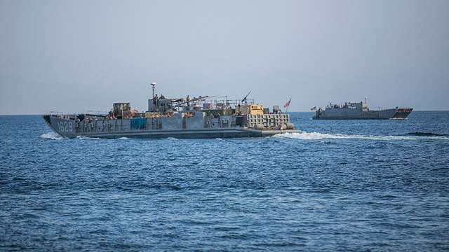 ARTA BEACH, Djibouti (Dec. 20, 2016) A landing craft - NARA & DVIDS ...