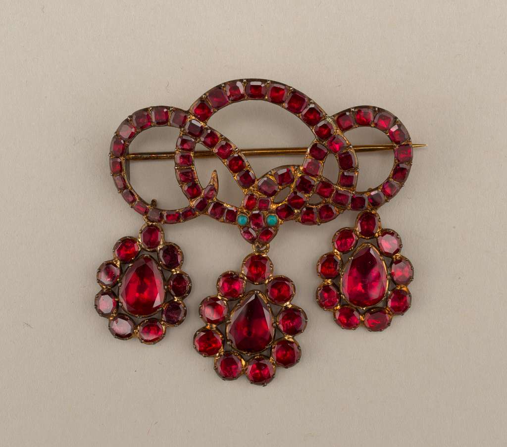 File:Victoria and Albert Museum Jewellery 11042019 Necklet About