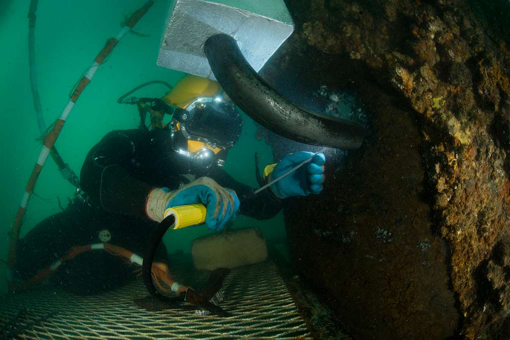 A Member of the U.S. Navy’s Underwater Construction - PICRYL Public ...