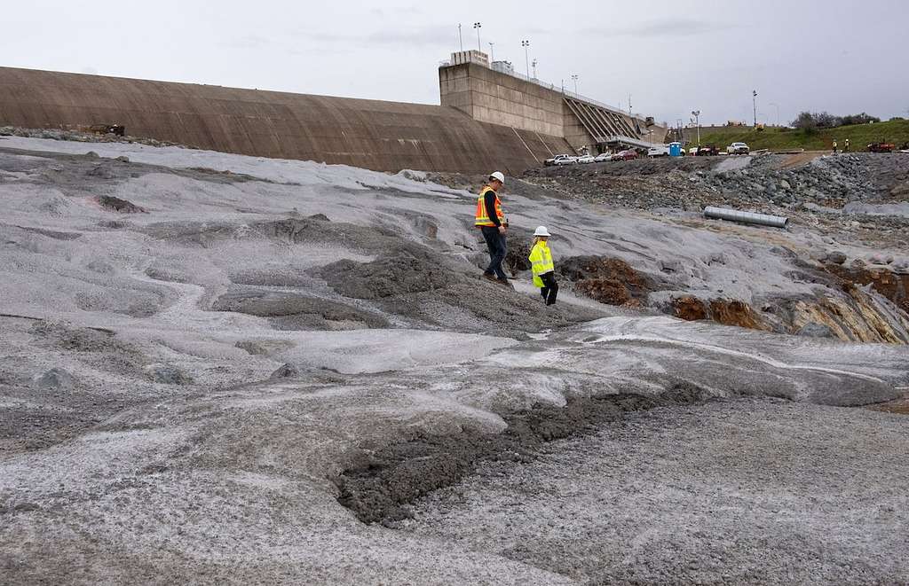 Натурное наблюдения в бетонных плотинах. Concrete dam render.