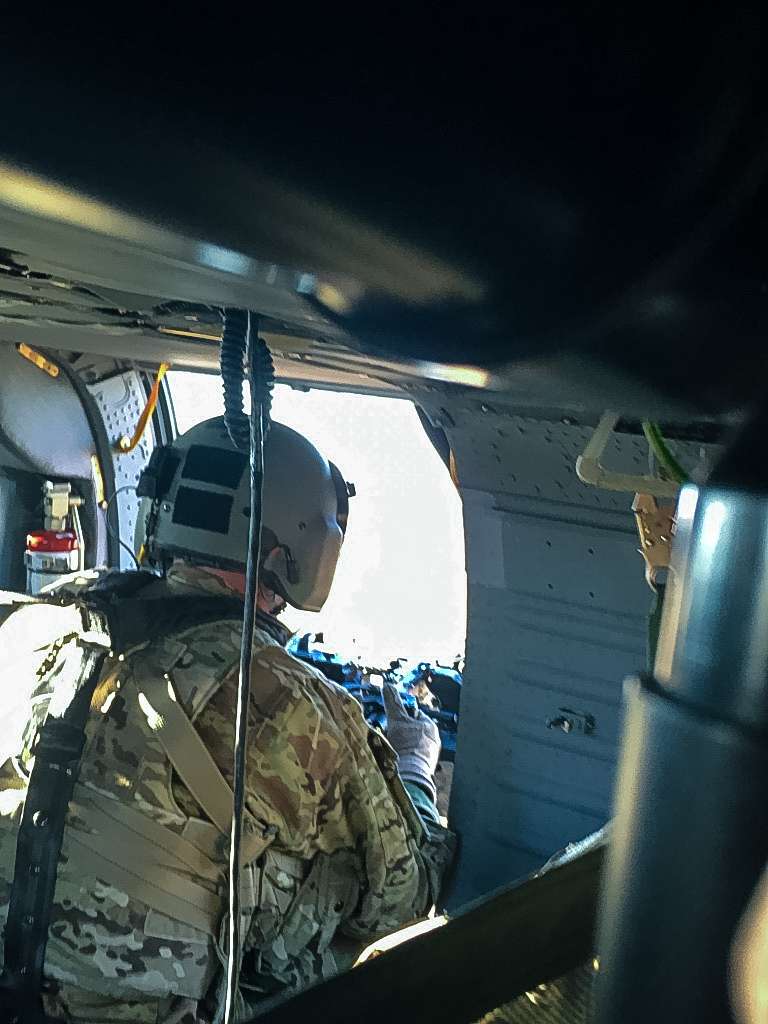 A UH-60 Black Hawk crewmember from the 2nd General - NARA & DVIDS ...