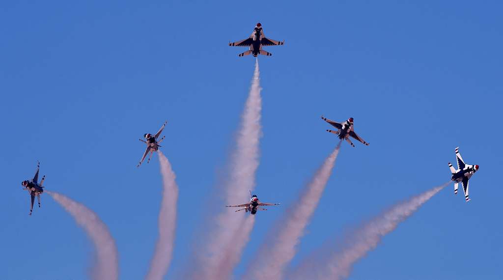 The U.S. Air Force Thunderbirds practice a Delta burst - PICRYL ...
