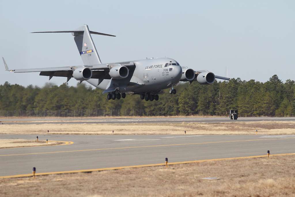 Ein C-17-Flugzeug der US-Luftwaffe mit der US Army Reserve an Bord ...