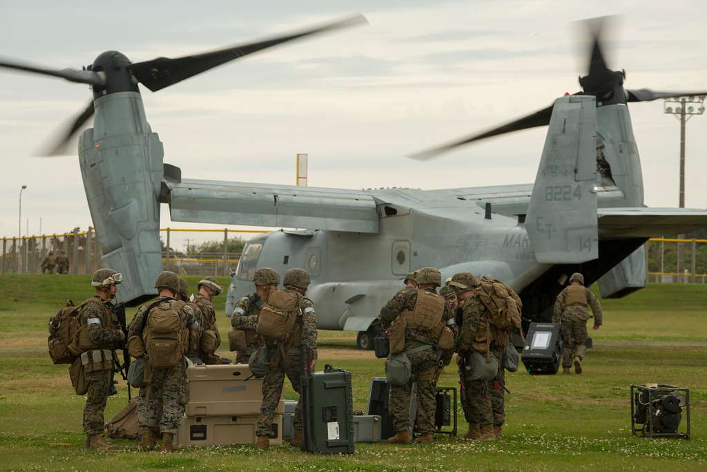 Marines Load Up An MV-22B Osprey Tiltrotor Aircraft - NARA & DVIDS ...