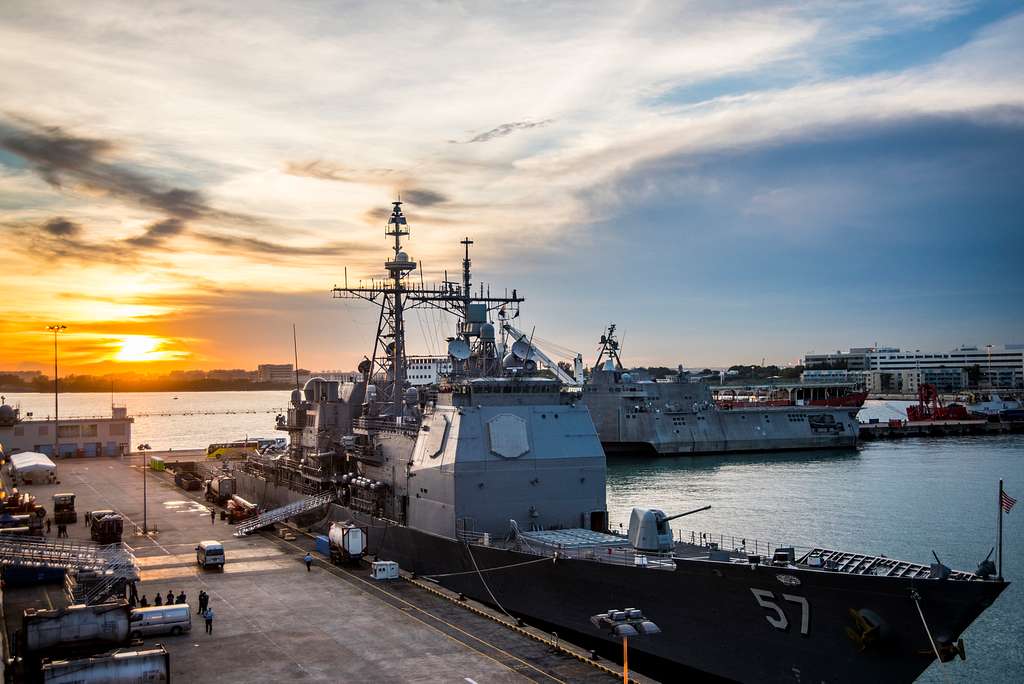 The Ticonderoga-class guided-missile cruiser USS Lake - PICRYL - Public ...