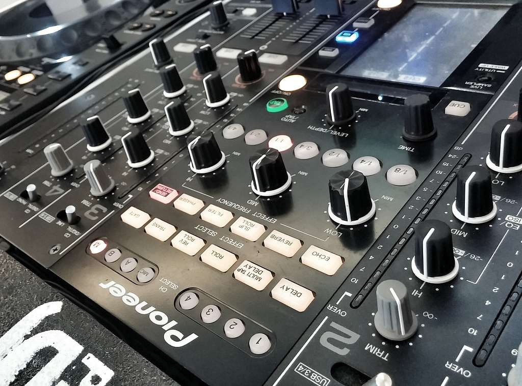 Pioneer DJM-2000 Nexus 4ch mixer with color touch panel