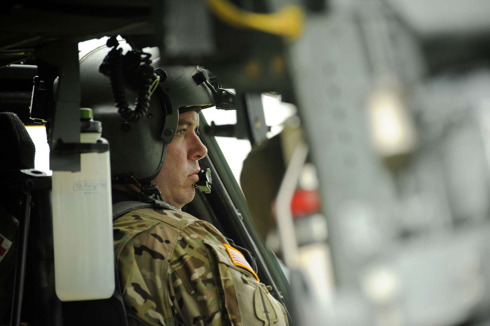 A pilot from the C/4-160th SOAR (Night Stalkers) takes - U.S. National ...