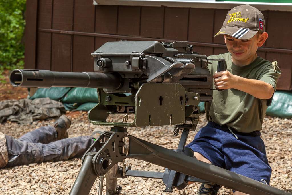 A Guest Examines A MK-19 40mm Grenade Launcher During - NARA & DVIDS ...