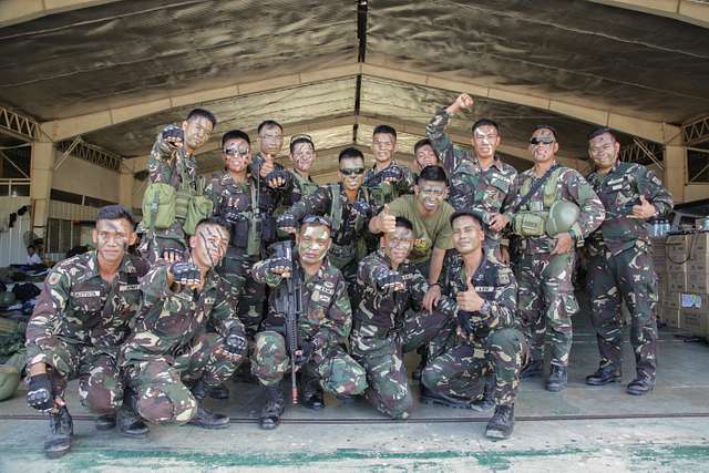 Philippine Soldiers pose for a photo before a hostage - PICRYL Public ...