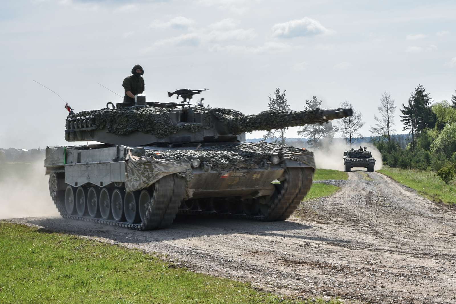 Austrian Leopard 2A4 tank crews conduct the vehicle - NARA & DVIDS ...