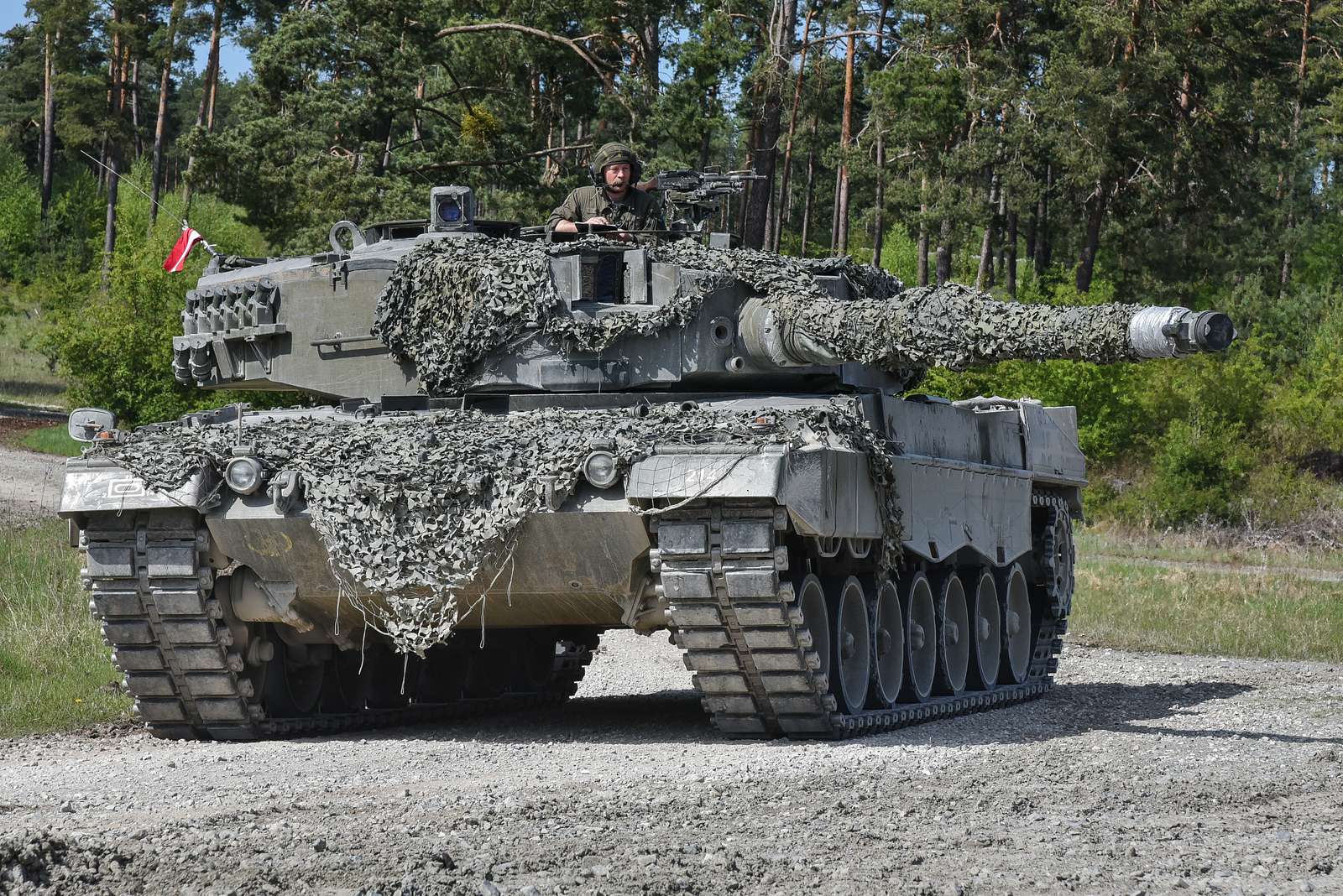 Austrian Leopard 2A4 tank crews conduct the vehicle - NARA & DVIDS ...