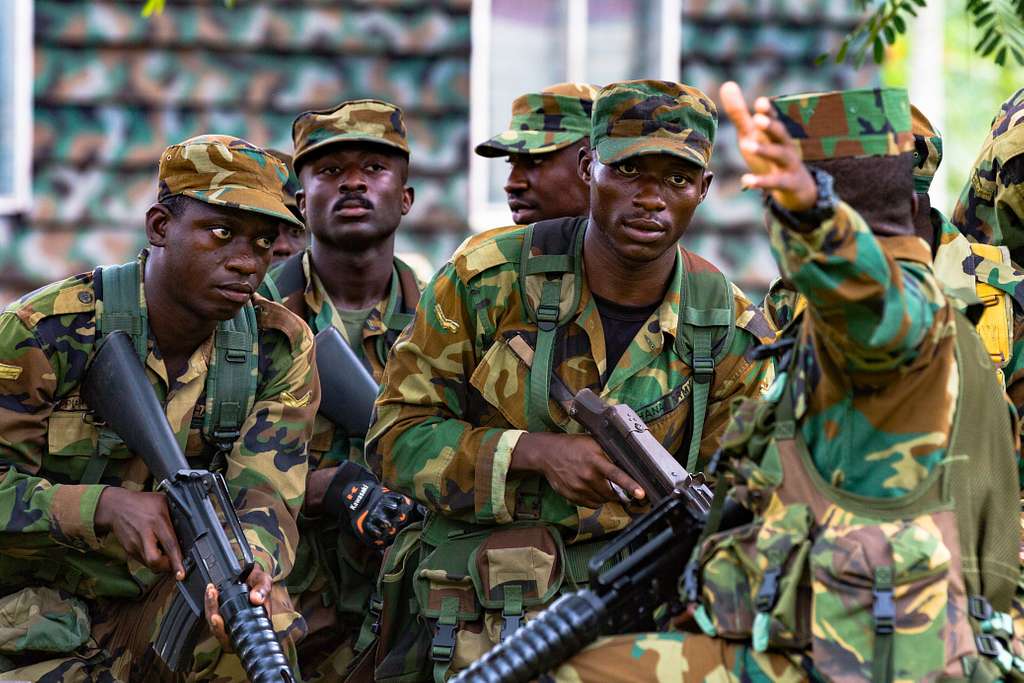 A Ghana Armed Forces soldier gives intructons to his - PICRYL Public ...