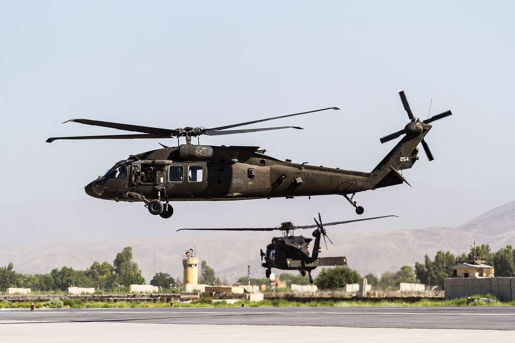 U.S. Army UH-60M Black Hawk helicopter pilots assigned - PICRYL Public ...