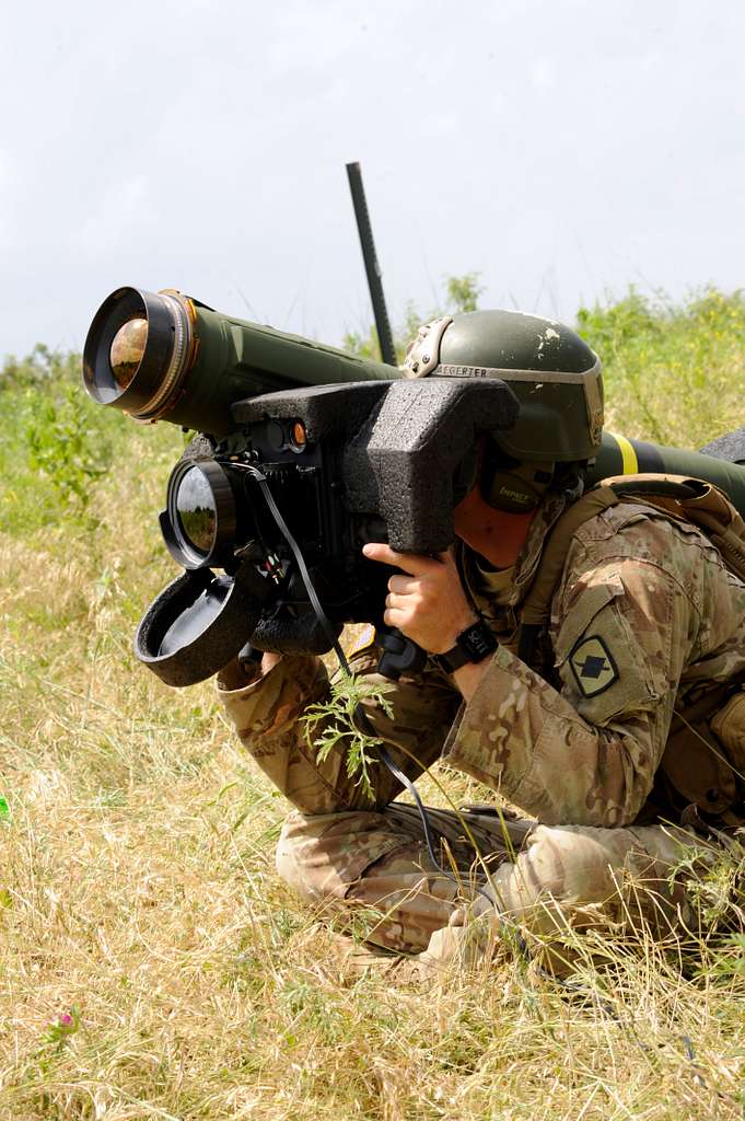 A Nebraska Soldier Takes Aim With An Fgm-148 Javelin. - Nara & Dvids 