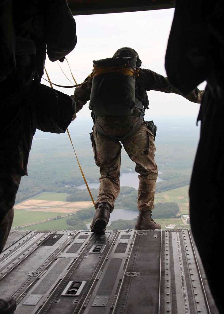 A British Paratrooper Jumps Out Of A Ch-47 Chinook - Nara & Dvids 