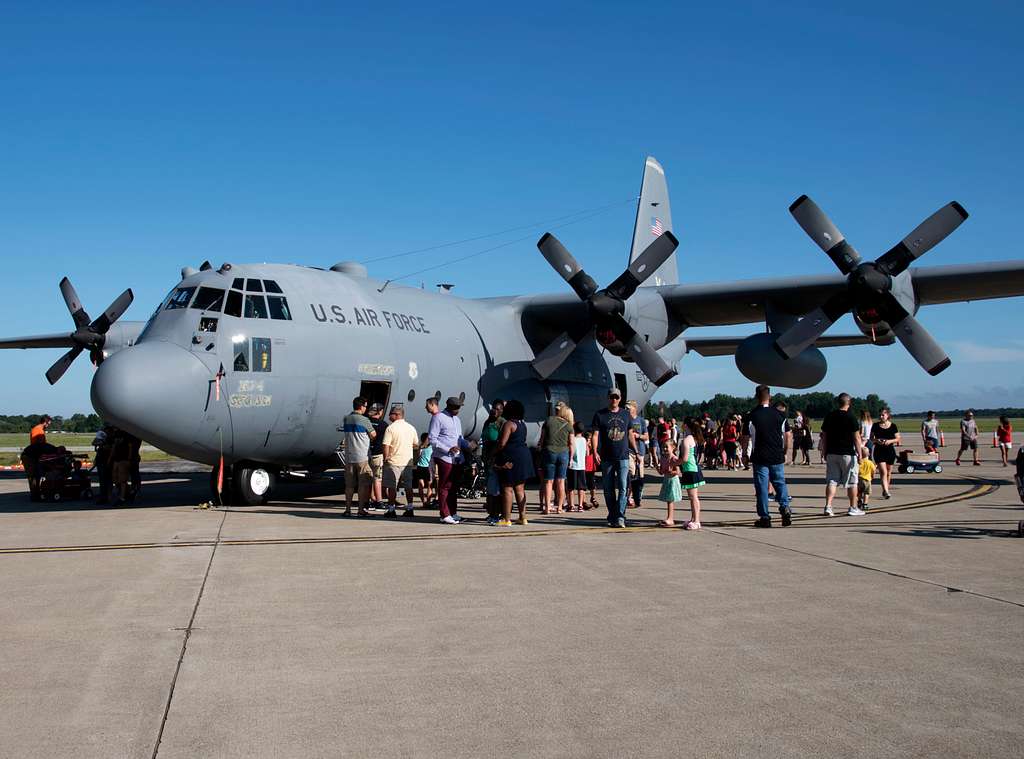 Families get an up-close look at the C-130H Hercules - NARA & DVIDS ...