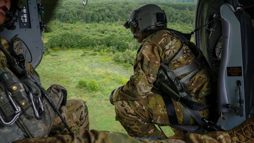 A U.S Army medical evacuation team, Charlie Company - NARA & DVIDS ...