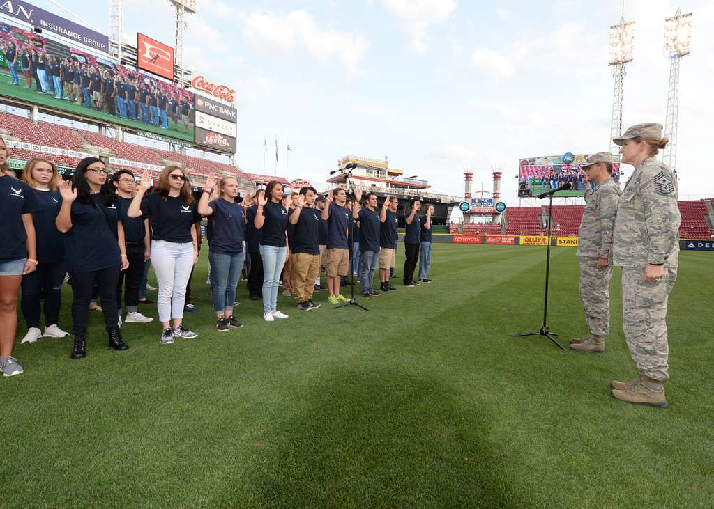 DVIDS - Images - Cincinnati Reds baseball team recognize military