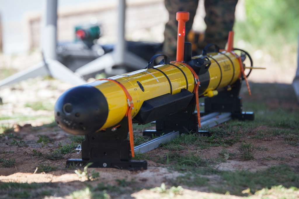 An Iver3-580 Autonomous Underwater Vehicle Is Put On - NARA & DVIDS ...