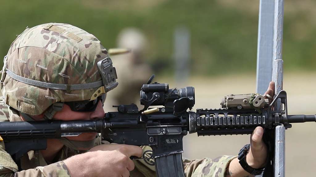 A Paratrooper from 2-504th Parachute Infantry Regiment - NARA & DVIDS ...