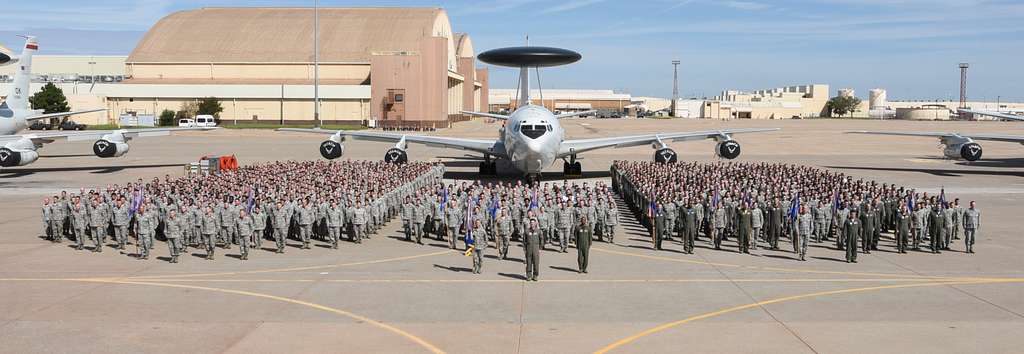 https://cdn2.picryl.com/photo/2017/09/29/personnel-from-the-552nd-air-control-wing-air-combat-79709f-1024.jpg