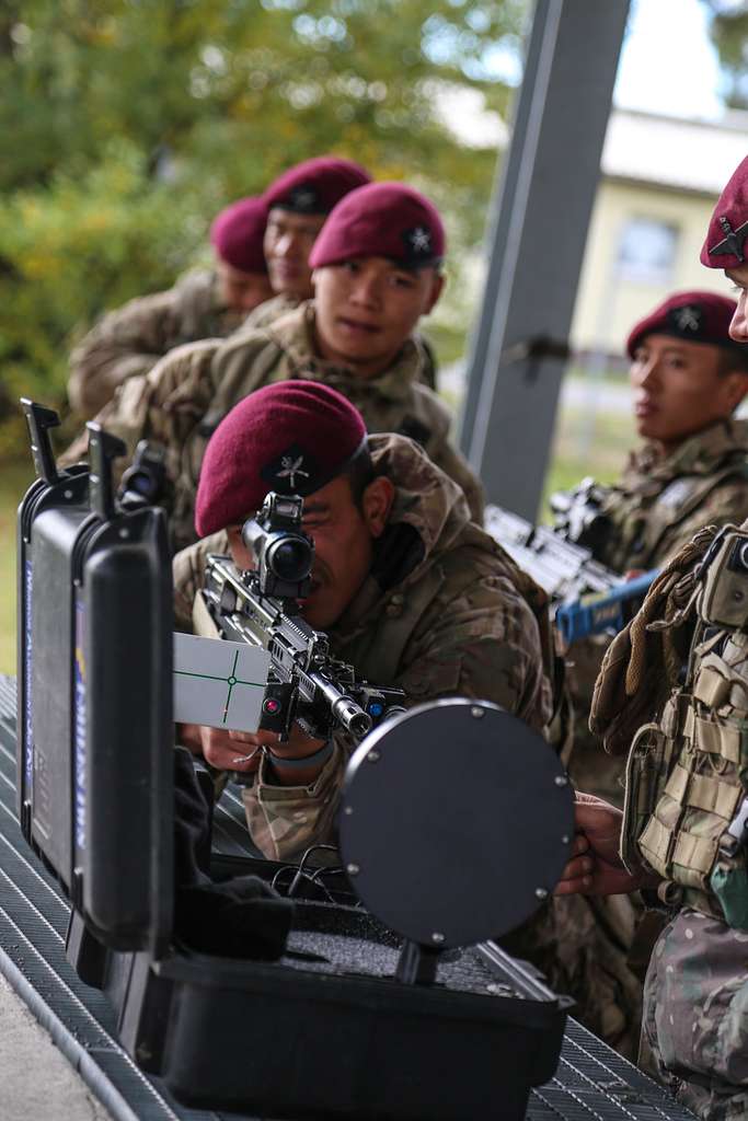 A British army soldier of the 2nd Parachute Regiment - PICRYL Public ...