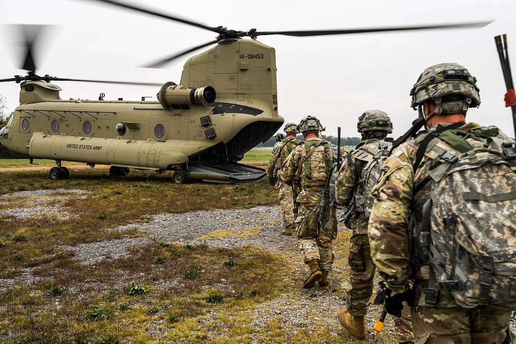 U.S. Army UH-60 Blackhawk and CH-47 Chinook helicopters - PICRYL ...