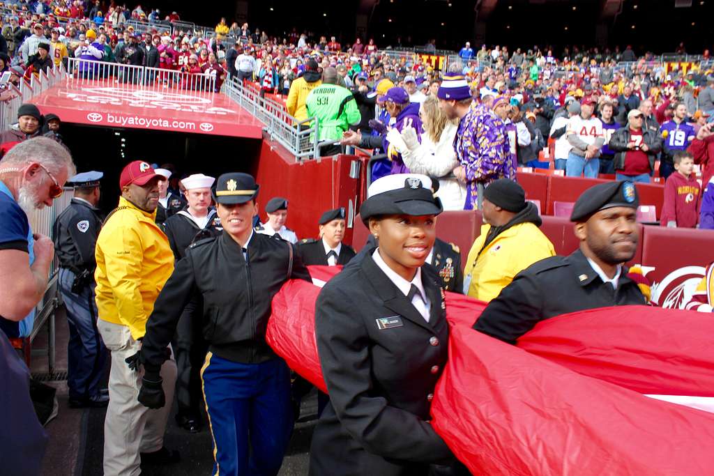 DVIDS - Images - D.C.-area service members participate in the Washington  Redskins Salute to Service match-up [Image 8 of 8]