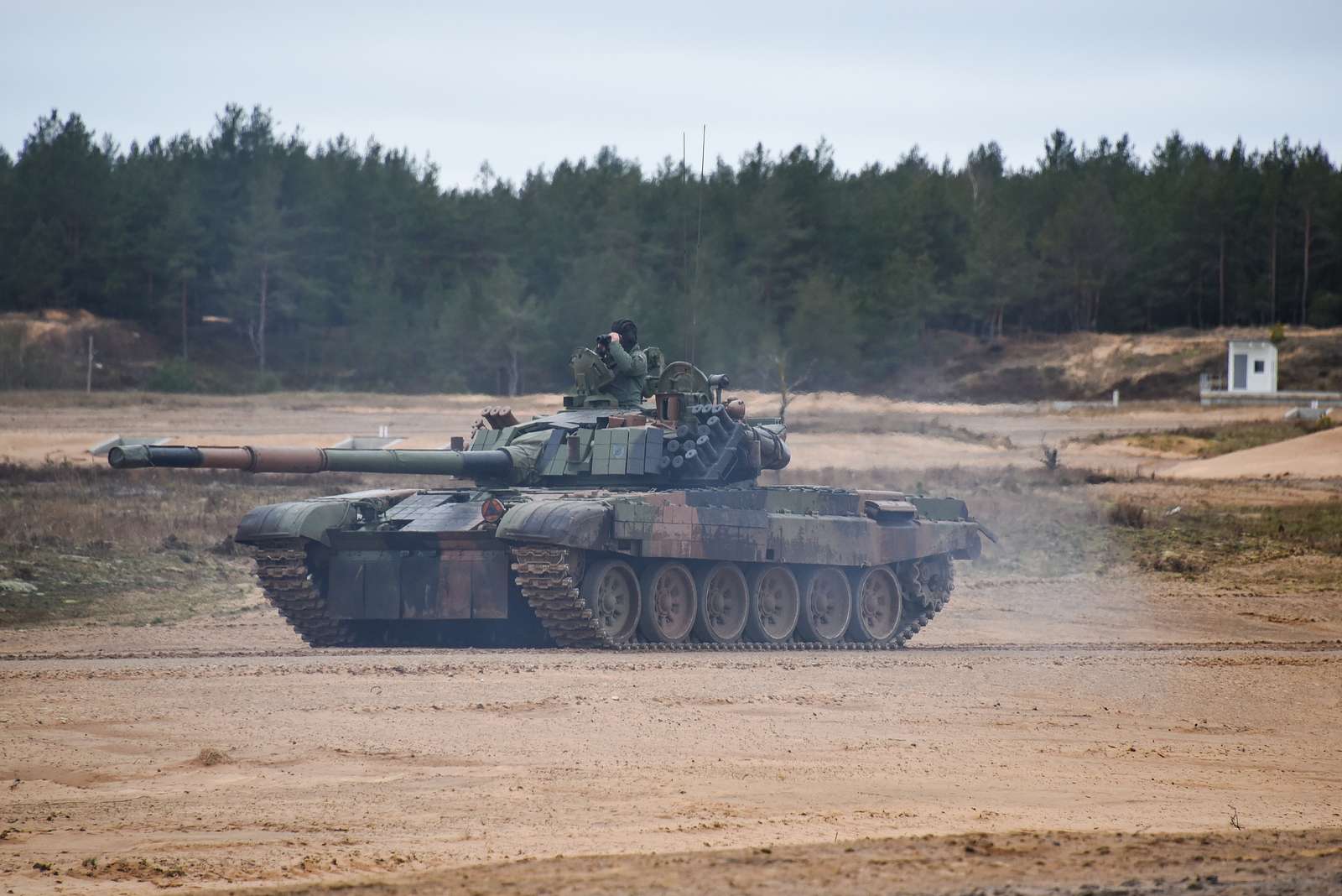 Polish soldiers maneuver their tank to a fighting position - NARA ...