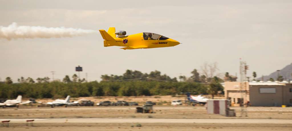 Bob Carlton and the Super Salto gliding into air show