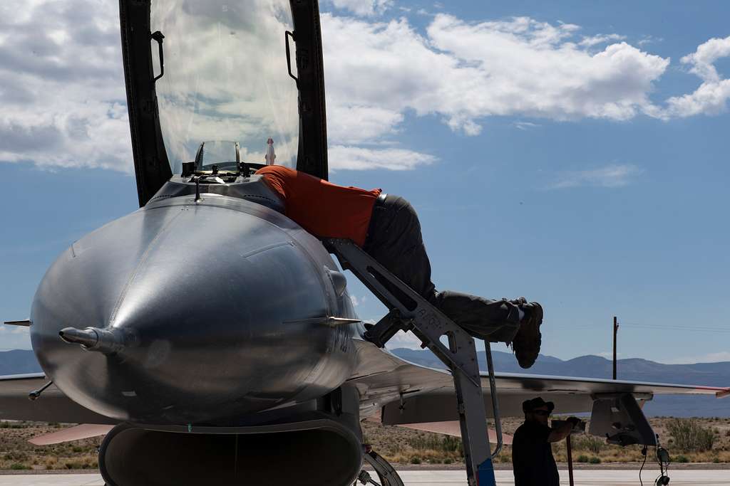 civilian-maintainers-prepare-qf-16s-for-a-dress-rehearsal-nara