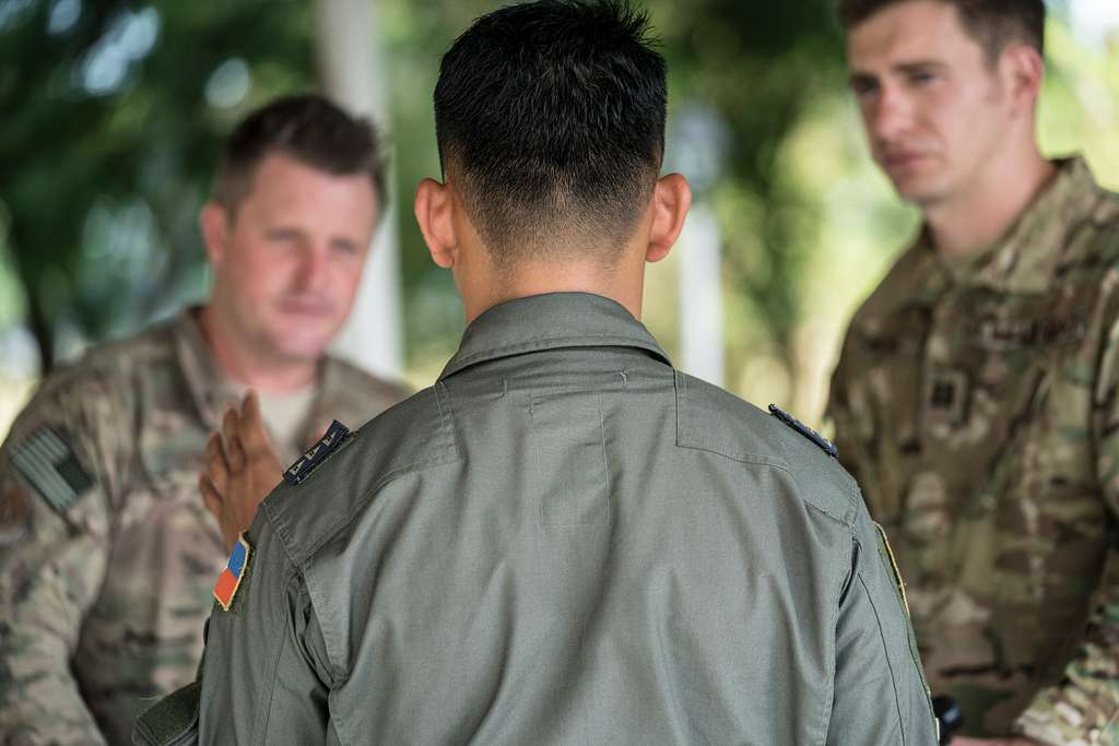 Ein Pilot Der 220th Airlift Squadron Der Philippinischen Luftwaffe - U ...