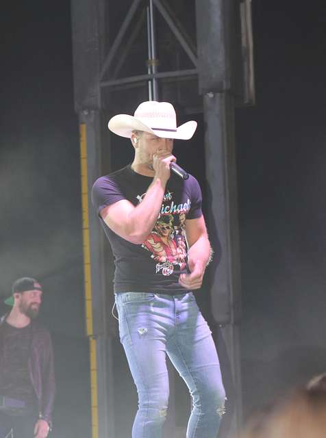 BaseFEST performing Artist Dustin Lynch poses with a fan during a