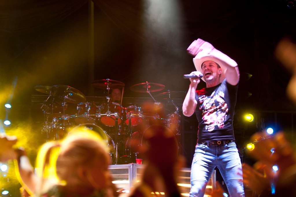 BaseFEST performing Artist Dustin Lynch poses with a fan during a