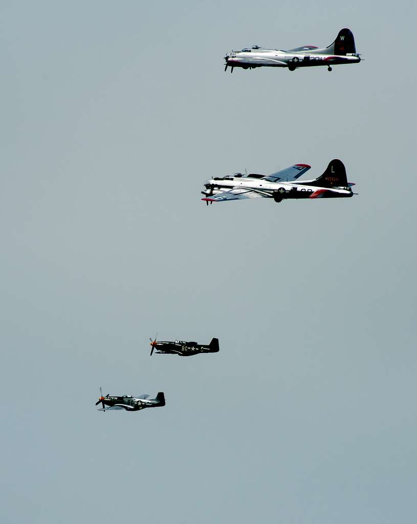 A Flight Of B-17 Flying Fortresses And P-51 Mustangs - PICRYL - Public ...