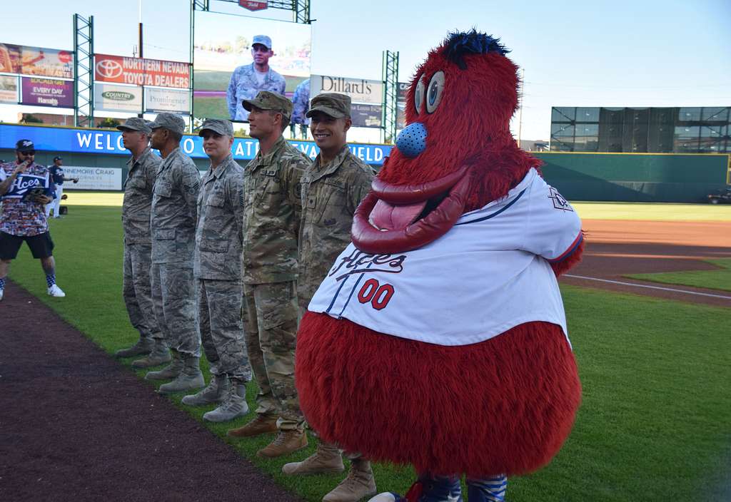 DVIDS - Images - Seattle Mariners salute the Coast Guard