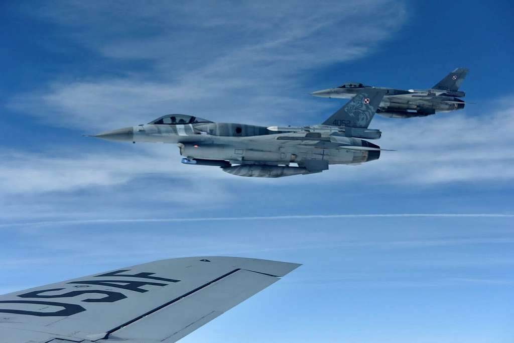 Polish Air Force F-16s fly alongside a KC-135 Stratotanker - PICRYL ...